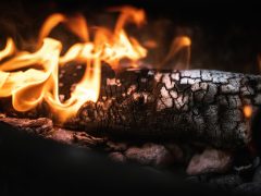 Dinas Damkar Ngawi Evakuasi Longsor di Gudang